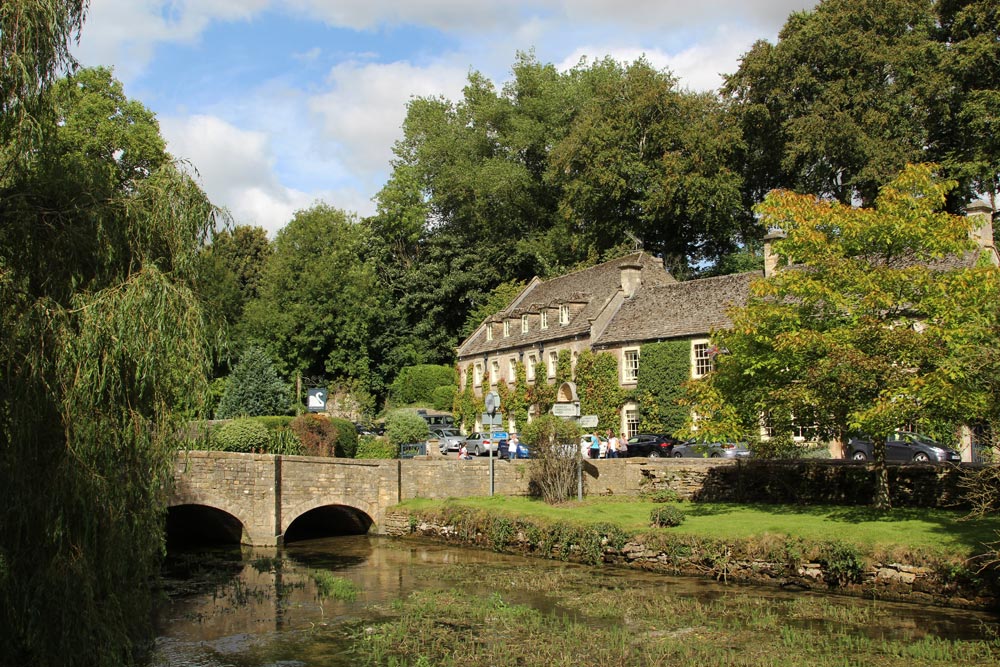 River Coln, Swan Bridge and The Swan Hotel, Bibury - Beautiful England ...